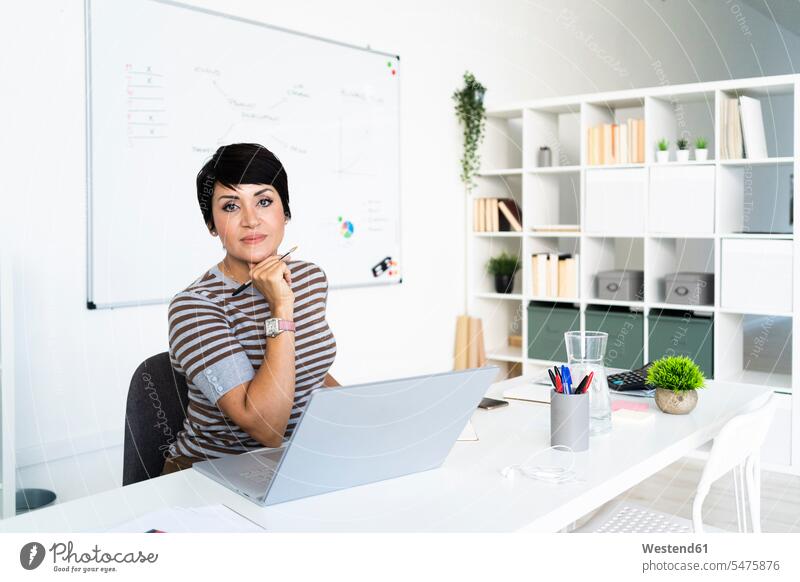 Porträt der Geschäftsfrau arbeitet im Büro vor dem Laptop Innenaufnahme Innenaufnahmen innen drinnen Geschäftsfrauen Businessfrau Businessfrauen Businesswoman
