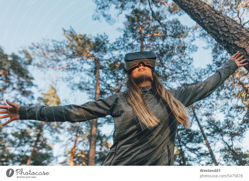 Junge Frau mit VR-Brille in der Natur Leute Menschen People Person Personen Europäisch Kaukasier kaukasisch 1 Ein ein Mensch eine nur eine Person single
