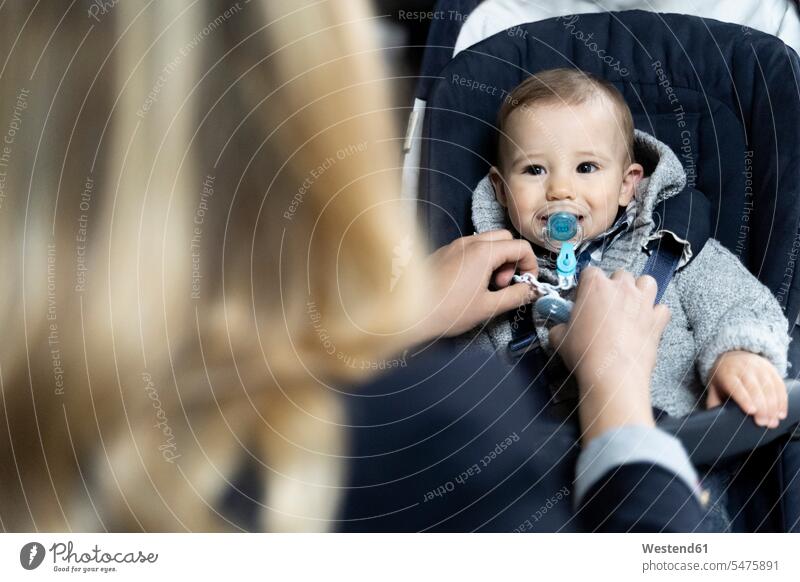 Porträt eines kleinen Jungen mit Schnuller im Kinderwagen, der seine Mutter beobachtet Italien männliche Babys männliches Baby männliche Babies Mutterschaft