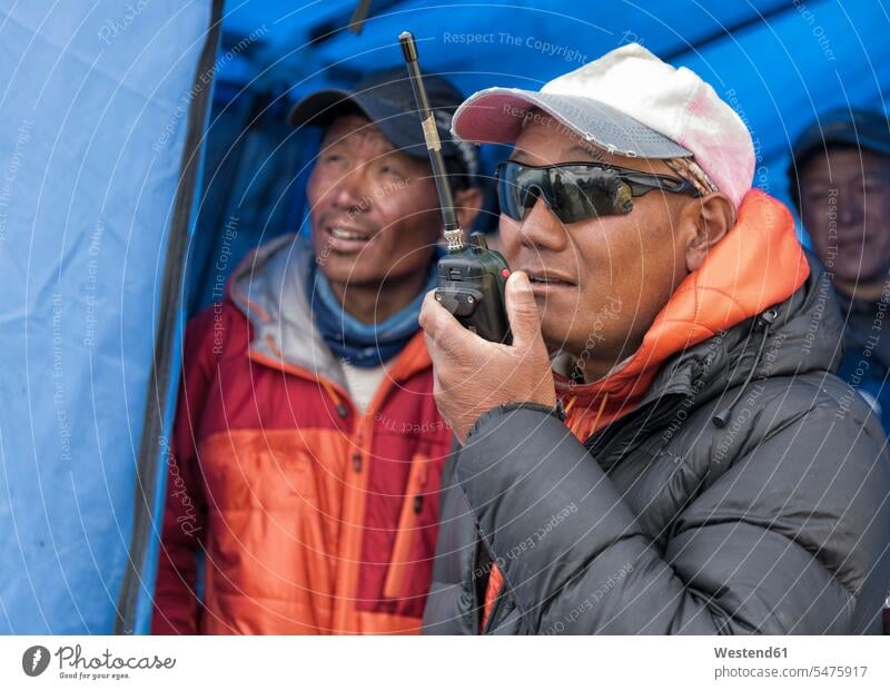 Nepal, Solo Khumbu, Everest, Sagamartha-Nationalpark, Mann spricht mit einem Walkie-Talkie Everest Region Everest-Region Mount Everest Region Funkgerät