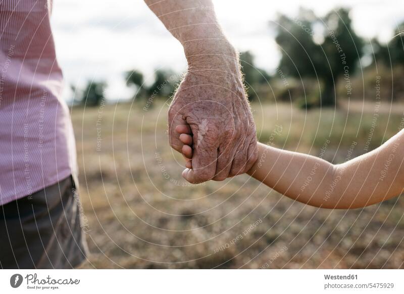 Nahaufnahme von Grossvater und Enkelin, die Händchen halten Farbaufnahme Farbe Farbfoto Farbphoto Spanien Freizeitbeschäftigung Muße Zeit Zeit haben