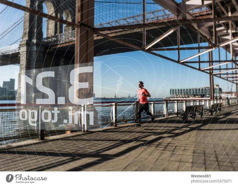 USA, New York City, Mann rennt am East River mit Daten von Smartwatch laufen rennen Männer männlich Erwachsener erwachsen Mensch Menschen Leute People Personen