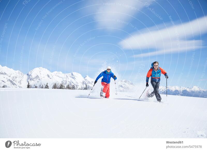 Österreich, Tirol, Schneeschuhwanderer laufen durch Schnee Winter winterlich Winterzeit Schneeschuhwandern Schneeschuh-Laufen Schneeschuh laufen