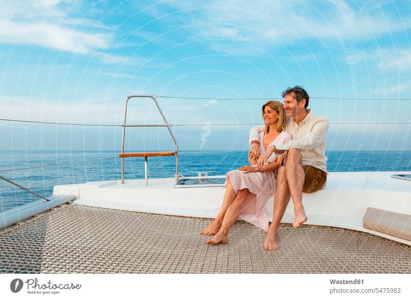 Ein reifes Paar genießt eine schöne Zeit auf einem Segeltörn auf einem Katamaran Urlaub Ferien Pärchen Paare Partnerschaft Segeltörns Törns Segeltoerns Toern