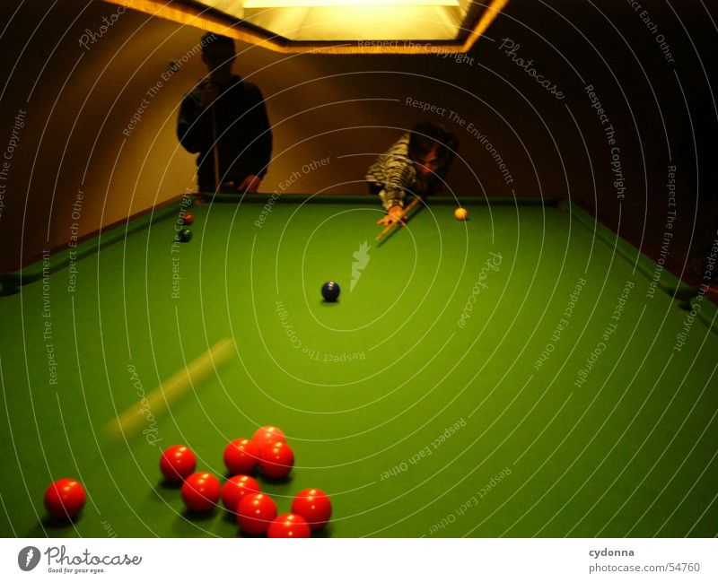 Im Billiardraum Spielen Billard Tisch grün rot Lampe Raum Gegner Queue Freundschaft Nacht Snooker Kugel stoßen Bewegung billiardtisch Konzentration Mensch Abend