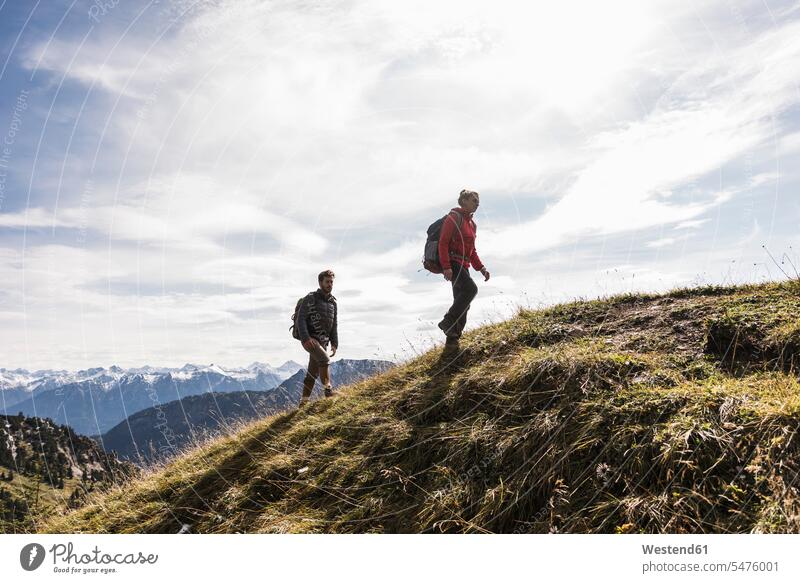 Österreich, Tirol, junges Paar beim Wandern in den Bergen Gebirge Berglandschaft Gebirgslandschaft Gebirgskette Gebirgszug Pärchen Paare Partnerschaft wandern