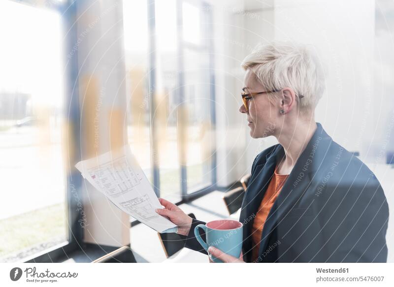 Geschäftsfrau liest Dokument im Büro lesen Lektüre Geschäftsfrauen Businesswomen Businessfrauen Businesswoman Dokumente Papiere Unterlagen Office Büros