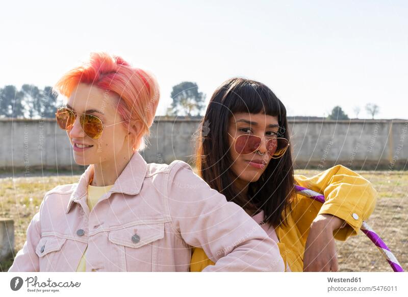 Zwei alternative Freunde in gelben und rosa Jeansjacken Freundinnen Gleichheit Gleichberechtigung Chancengleichheit Alternative homosexuell Homosexualität