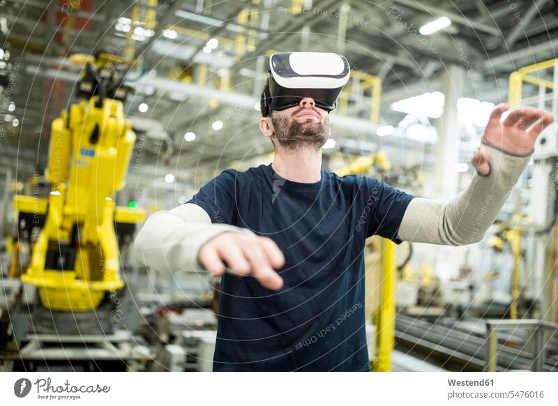 Mann mit VR-Brille in moderner Fabrik Job Berufe Berufstätigkeit Beschäftigung Jobs Arbeiter Techniken Technologie Anlagenbau Ingenieurwissenschaft Maschinenbau