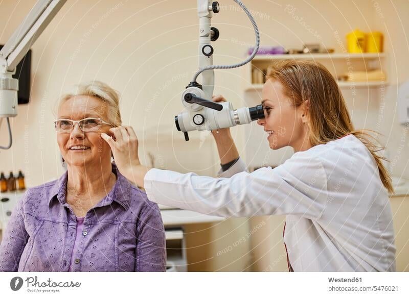HNO-Arzt untersucht Ohr einer älteren Frau Ohren Seniorin Seniorinnen alt Ärztin Aerztin Ärztinnen Doktorinnen Aerztinnen untersuchen prüfen Mensch Menschen