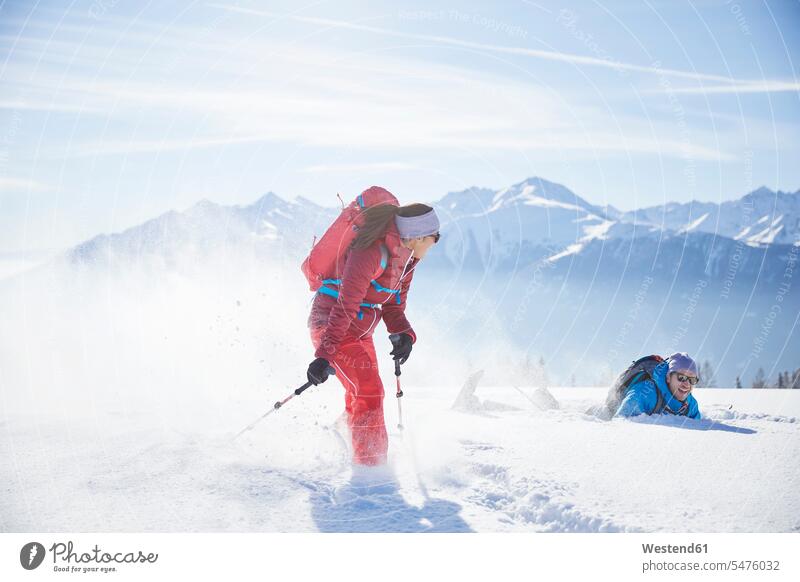 Österreich, Tirol, Schneeschuhwanderer laufen durch Schnee, Mann stürzt Schneeschuhwandern Schneeschuh-Laufen Schneeschuh laufen Schneeschuhlaufen Paar Pärchen