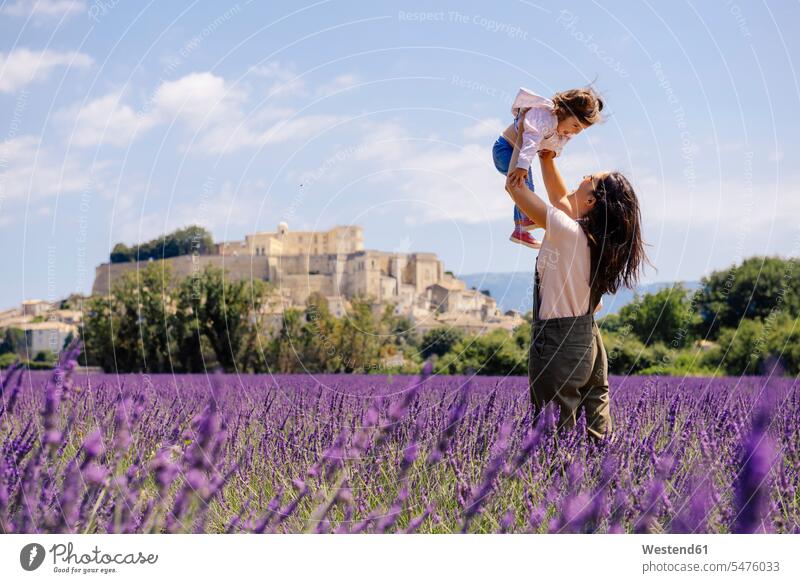 Frankreich, Grignan, Mutter und kleine Tochter haben Spaß zusammen im Lavendelfeld Spass Späße spassig Spässe spaßig Mami Mutti Mütter Mama Lavendelfelder
