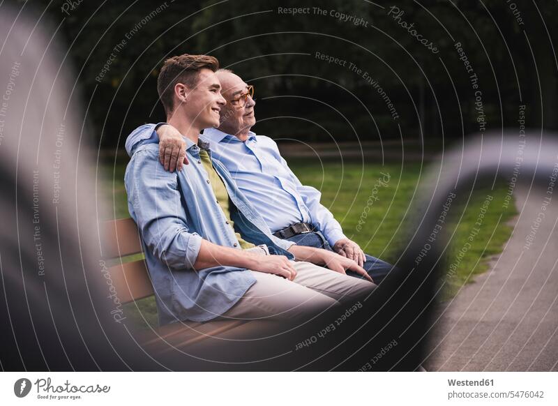 Älterer Mann und Enkel entspannen sich gemeinsam auf einer Parkbank Generation Bänke Sitzbank Sitzbänke Parkbänke relaxen sitzend sitzt gefühlvoll Emotionen
