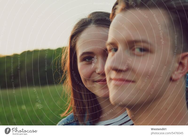 Porträt eines glücklichen Teenager-Mädchens, das sich hinter seinem Freund versteckt verstecken Portrait Porträts Portraits Glück glücklich sein glücklichsein