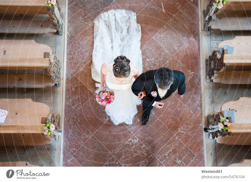 Neuvermähltes Paar geht in der Kirche auf Fliesenboden Farbaufnahme Farbe Farbfoto Farbphoto Deutschland Lebensereignisse besonderes Lebensereignis