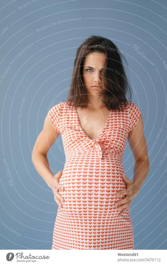 Frau, die vorgibt, schwanger zu sein, schaut wütend berühren Berührung anfassen streicheln vortäuschen Frau mittleren Alters Frauen mittleren Alters Schwangere