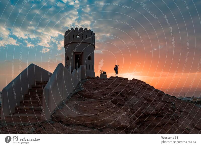 Wachturm der Burg Ayjah, Sur, Oman stehen stehend steht Europäer Kaukasier Europäisch kaukasisch 65-70 Jahre 65 bis 70 65 bis 70 Jahre 65 - 70 Jahre eine Person