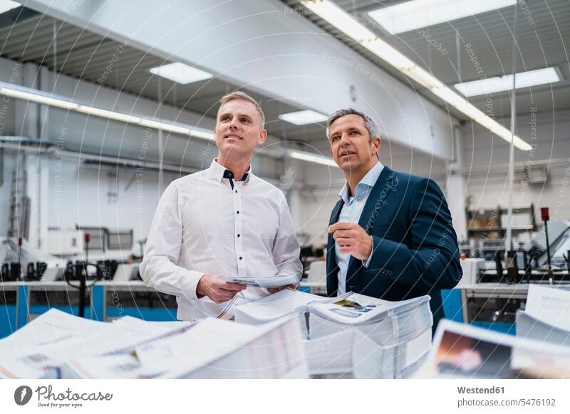 Zwei Geschäftsleute im Gespräch in einer Fabrik geschäftlich Geschäftsleben Geschäftswelt Geschäftsperson Geschäftspersonen Geschäftsfreund Geschäftsfreunde