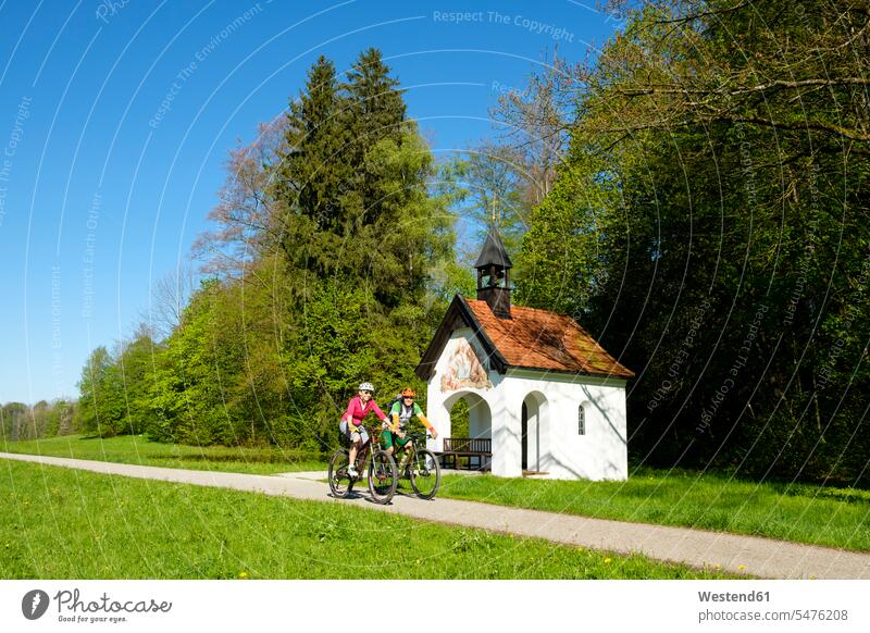 Deutschland, Bayern, Oberbayern, Bad Heilbrunn, Antoniuskapelle, Radfahrer Radfahrerin Fahrradfahrerin Fahrradfahrerinnen Radfahrerinnen Naturtourismus