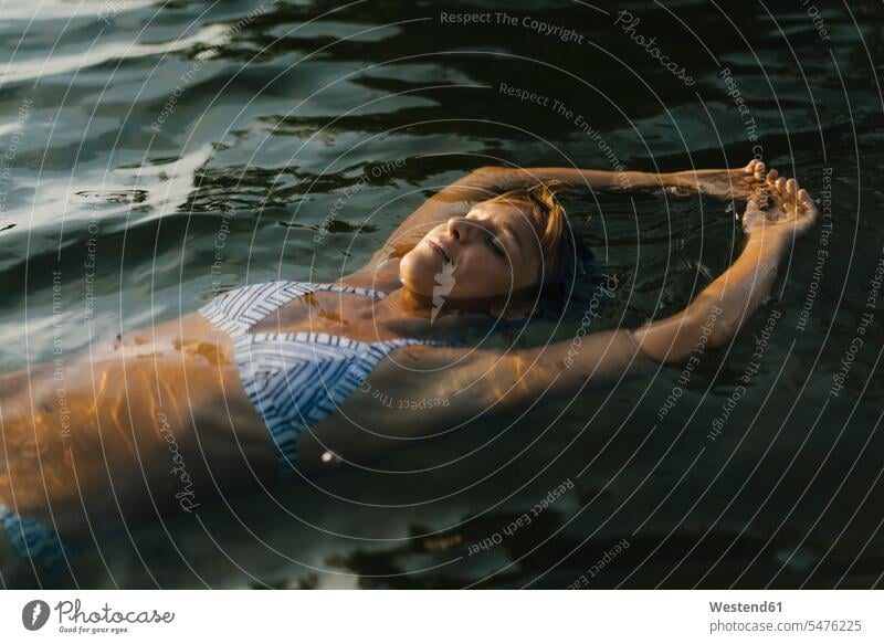 Porträt einer Frau, die in einem See schwimmt weiblich Frauen treiben treibend Portrait Porträts Portraits Seen Erwachsener erwachsen Mensch Menschen Leute