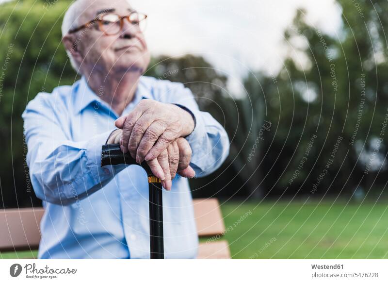 Hände eines älteren Mannes, auf Gehstock gestützt, Nahaufnahme Hemden Bänke Sitzbank Sitzbänke Parkbänke Brillen sitzend sitzt Muße Lifestyles außen draußen