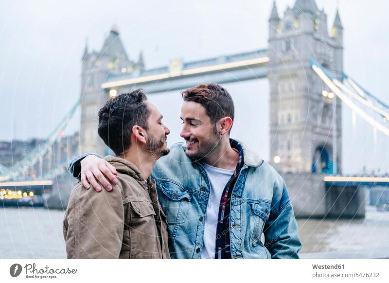 POotrait eines schwulen Paares mit der London Bridge im Hintergrund Bild Bilder Bildnis Foto Fotos Querformat Horizontalformat Querformate Horizontalformate