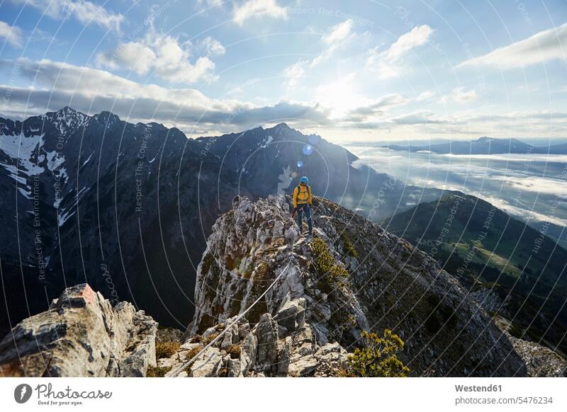 Österreich, Tirol, Gnadenwald, Hundskopf, männlicher Bergsteiger im Fels stehend im Morgenlicht Abenteuer abenteuerlich Extremsport Trendsport Extremsportart