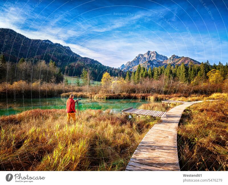 Slowenien, Kranjska Gora, Mann fotografiert die malerische Landschaft der Zelenci-Quellen Zelenci See Seen Gewässer Wasser Außenaufnahme außen draußen im Freien