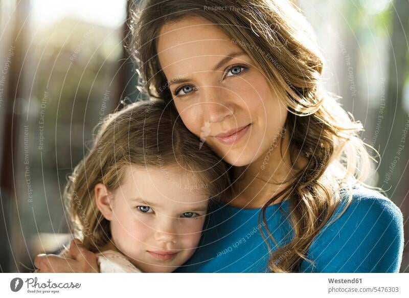 Porträt einer lächelnden Mutter mit Tochter vor dem Fenster Töchter Zuhause zu Hause daheim Portrait Porträts Portraits Mami Mutti Mütter Mama Kind Kinder