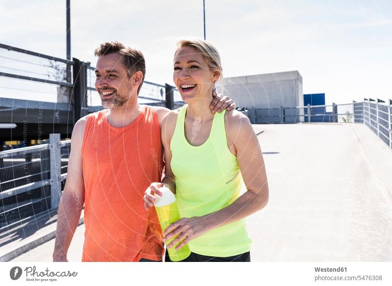 Fitnesspaar joggt in der Stadt, hat Spaß, macht Pause Sportlerin Sportlerinnen fit Paar Pärchen Paare Partnerschaft Joggerin Joggerinnen Pause machen sportlich