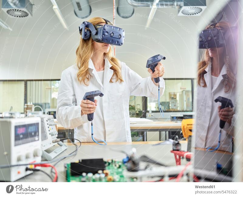 Technikerin, die mit 3D-Brillen arbeitet Beruf Berufstätigkeit Berufe Beschäftigung Jobs Ingenieurin Ingenieurinnen arbeiten Arbeit Technikerinnen