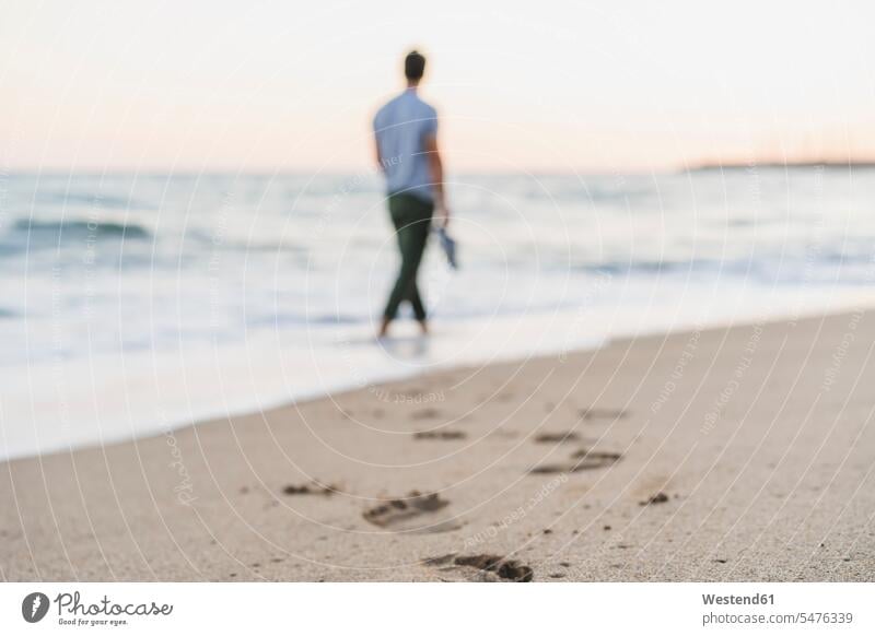 Fußspuren eines Menschen, der sich am Meer wälzt, Nahaufnahme Meeresufer Strand Beach Straende Strände Beaches spazierengehen Spaziergang machen spazieren gehen