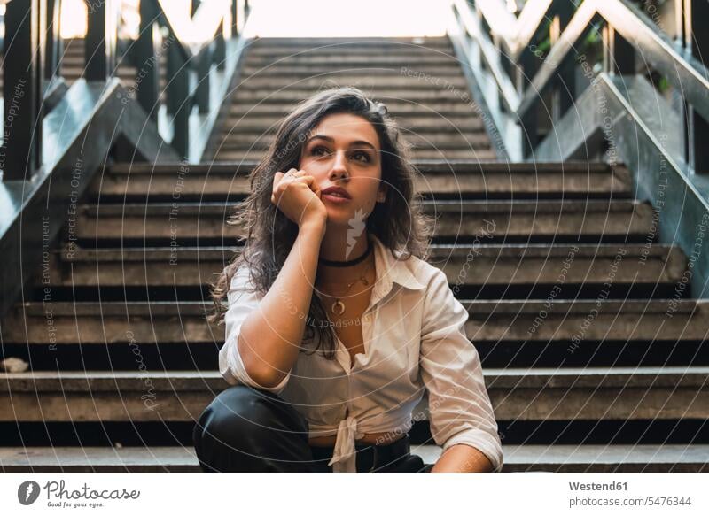 Porträt einer jungen Frau auf einer Treppe sitzend Treppenaufgang sitzt weiblich Frauen Portrait Porträts Portraits Erwachsener erwachsen Mensch Menschen Leute