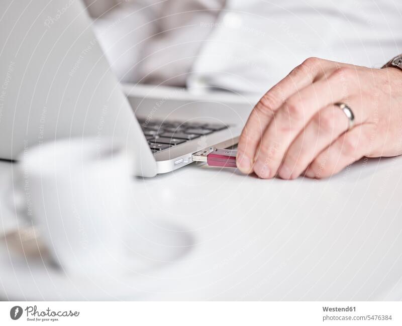 Nahaufnahme eines Mannes, der einen USB-Stick an einen Laptop anschließt Usb-Stick Usb-sticks verbinden Männer männlich Notebook Laptops Notebooks Erwachsener