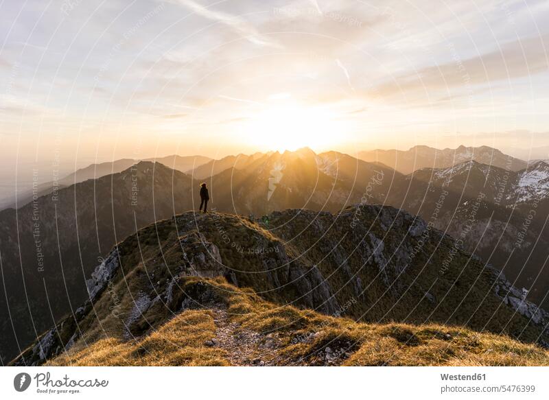 Weibliche Wanderin bei Sonnenuntergang, Saeuling, Bayern, Deutschland Leute Menschen People Person Personen Europäisch Kaukasier kaukasisch 1 Ein ein Mensch