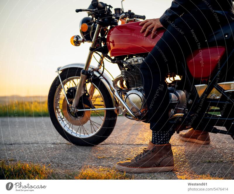 Schnappschuss eines Mannes auf seinem Motorrad bei Sonnenuntergang, Toskana, Italien Transport Transportwesen KFZ Verkehrsmittel Motorräder fahrend fahrende
