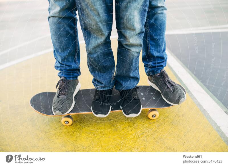 Beine von Erwachsenen und Kindern auf dem Skateboard Erwachsener erwachsen Rollbretter Skateboards Kids Mensch Menschen Leute People Personen Unterstützung