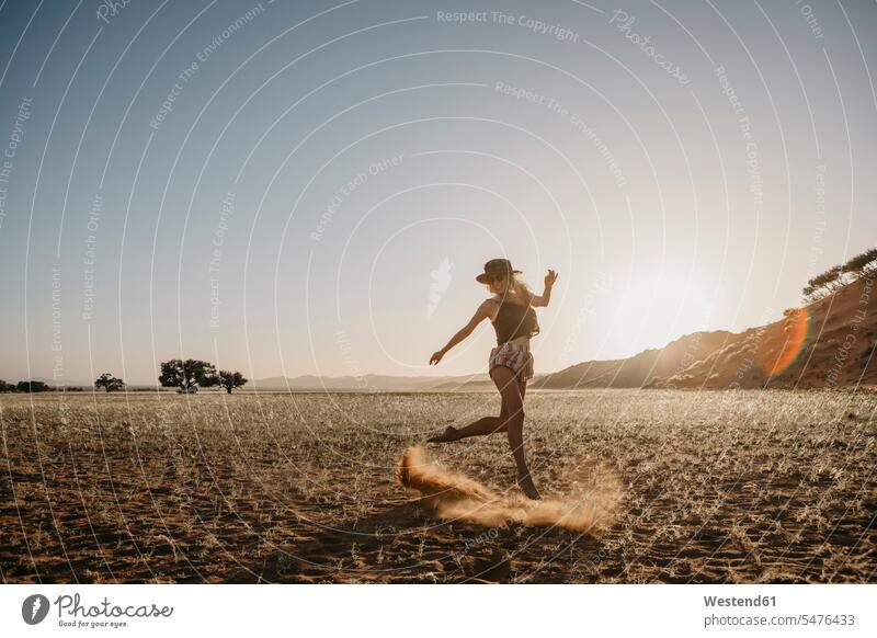 Namibia, Namib-Wüste, Namib-Naukluft-Nationalpark, Sossusvlei, Frau bewegt sich bei Sonnenuntergang an der Elim-Düne bewegen weiblich Frauen Sonnenuntergänge