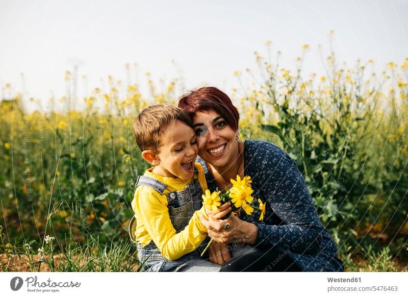 Porträt einer glücklichen Mutter mit kleinem Sohn in der Natur Glück glücklich sein glücklichsein Söhne Kind Kinder Familie Familien Mensch Menschen Leute