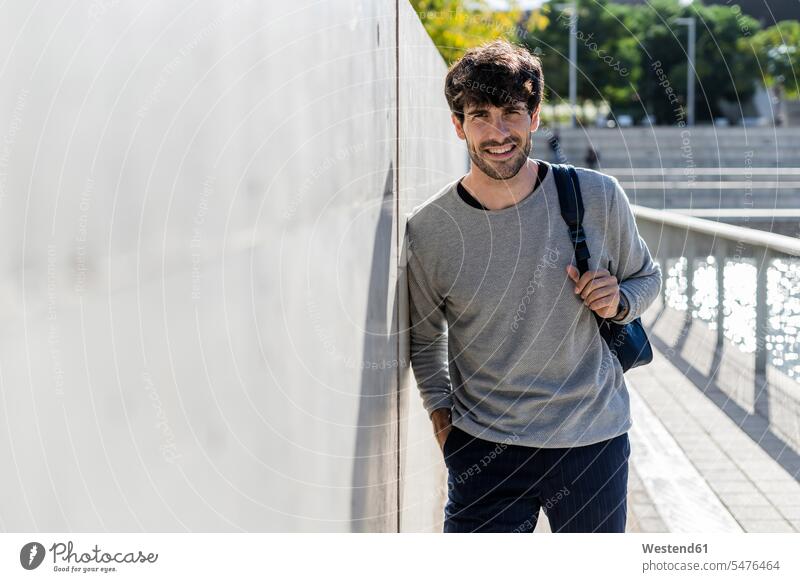 Porträt eines lächelnden Mannes mit Rucksack bei einer Pause in der Stadt Touristen geschäftlich Geschäftsleben Geschäftswelt Geschäftsperson Geschäftspersonen