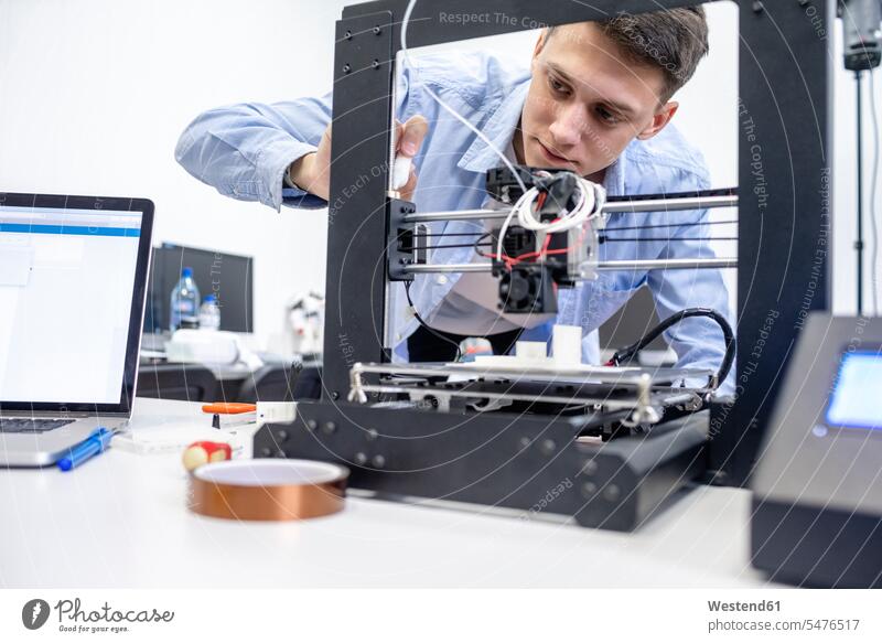 Schüler richten einen 3D-Drucker mit einem Laptop ein Leute Menschen People Person Personen Europäisch Kaukasier kaukasisch 1 Ein ein Mensch nur eine Person