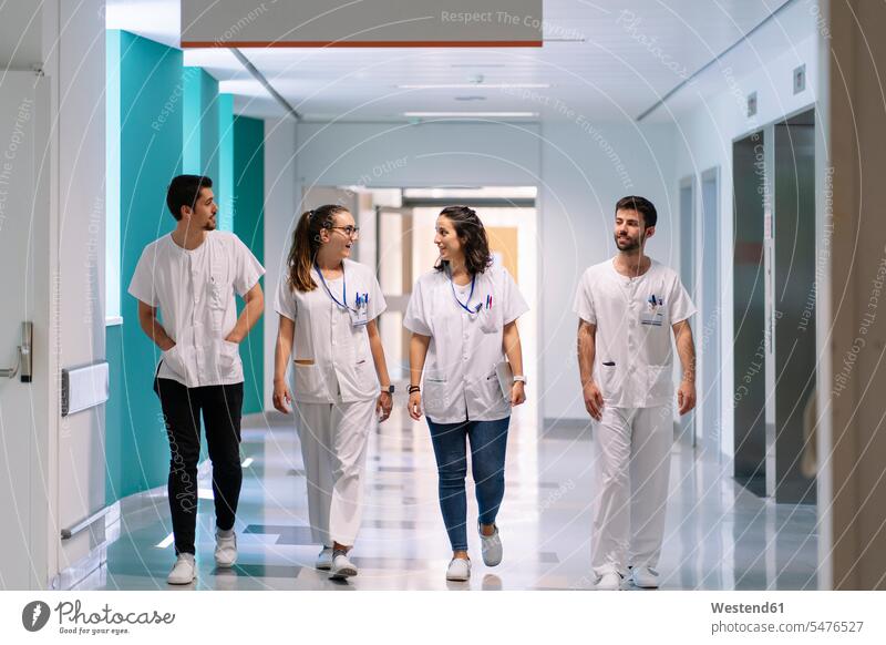 Ärzte diskutieren im Krankenhaus auf dem Flur Farbaufnahme Farbe Farbfoto Farbphoto Spanien Innenaufnahme Innenaufnahmen innen drinnen Medizin medizinisch