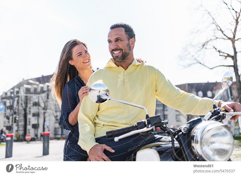 Glückliches Paar auf einem Motorrad Motorräder glücklich glücklich sein glücklichsein Kraftfahrzeug Verkehrsmittel KFZ Verkehrswesen Transportwesen Freizeit