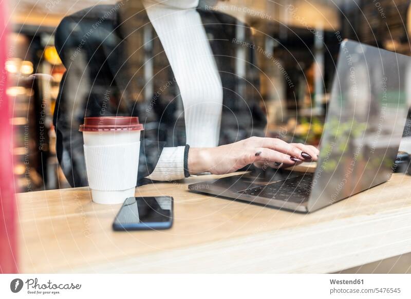 Nahaufnahme einer Geschäftsfrau mit Laptop in einem Café in der Stadt Job Berufe Berufstätigkeit Beschäftigung Jobs geschäftlich Geschäftsleben Geschäftswelt
