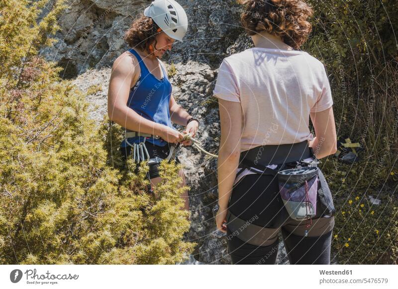 Bergsteigerin bereitet Seil für das Felsklettern vor, Kantabrien, Spian Seile steigen Erlebnisse Muße Anreiz Ansporn Antrieb motivieren motiviert Courage mutig
