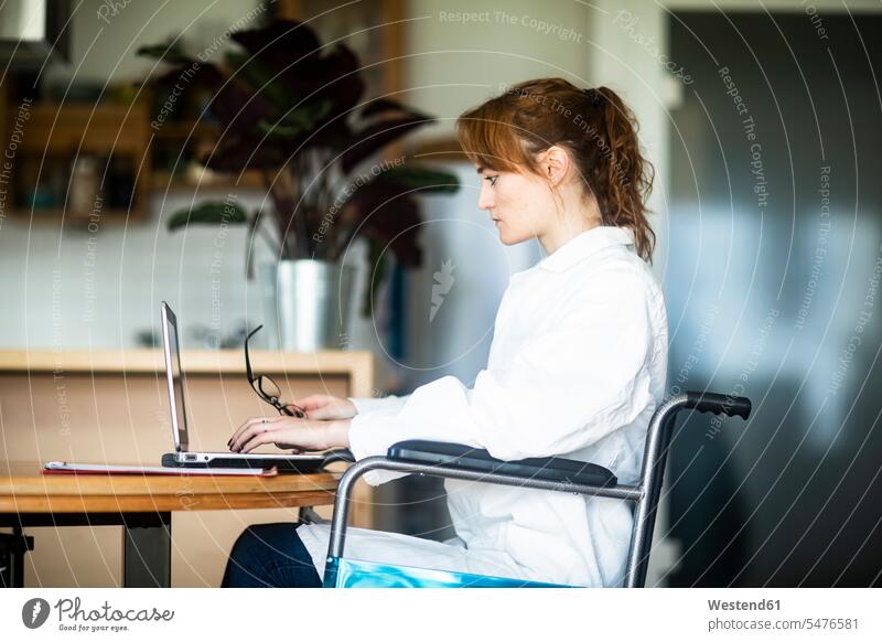 Junger Arzt im Rollstuhl arbeitet am Laptop Frau weiblich Frauen Ärztin Aerztin Ärztinnen Doktorinnen Aerztinnen arbeiten Arbeit Notebook Laptops Notebooks