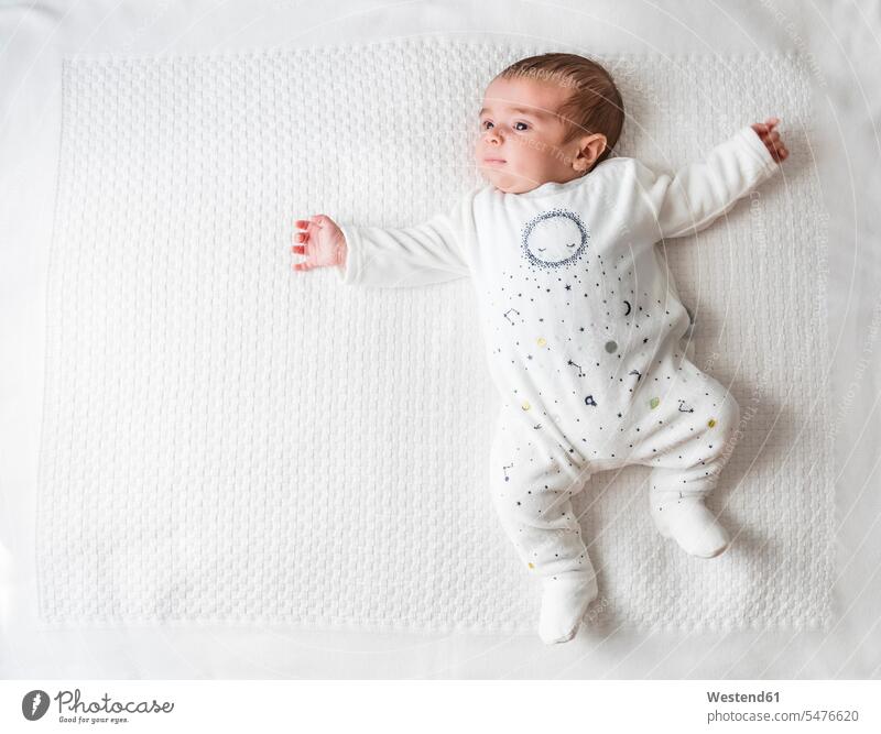 Baby Junge im Bett liegend über weiße Decke drinnen Innenaufnahmen Betten Erhöhte Ansichten Aufsicht Vogelperspektive von oben Glück glücklich sein