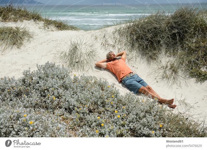 Südafrika, Mann liegend am Bloubergstrand Allein alleine einzeln Pause Pause machen Männer männlich barfuß nackte Füße nackter Fuss barfuessig barfüssig