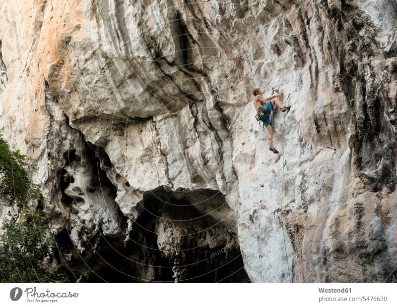 Thailand, Krabi, Railay Beach, barbusiger Kletterer in Felswand Felsen klettern steigen hochklettern Freeclimbing Felsenklettern Felsklettern Sicherheit