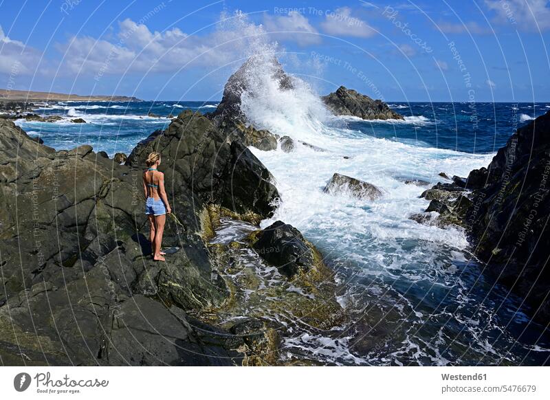 Frau steht am Naturschwimmbecken, Arikok-Nationalpark, Aruba, Antillen Leute Menschen People Person Personen Europäisch Kaukasier kaukasisch 1 Ein ein Mensch